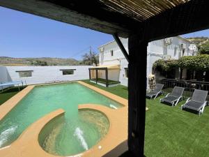 una piscina en medio de un patio en Cortijo Rural Español Ideal para desconectar, en Villanueva de Mesía