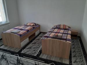 2 Betten nebeneinander in einem Zimmer in der Unterkunft 2 Zimmer Wohnung für 4 Personen in Gößnitz