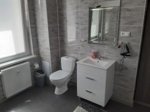 Phòng tắm tại 2 Zimmer Wohnung für 4 Personen