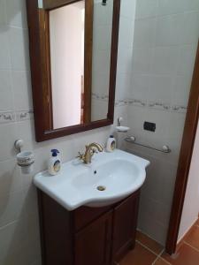 y baño con lavabo y espejo. en Villa Aurora, en Montegiordano