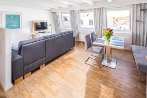 sala de estar con sofá y mesa en Haus 3 Jahreszeiten Wg 16 en Norderney
