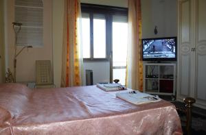 a bedroom with a bed with a tv in the window at B&B Altura in Prossedi