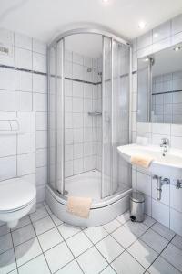y baño con ducha, aseo y lavamanos. en Haus 3 Jahreszeiten Wg 16 en Norderney