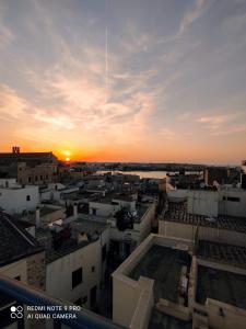 - une vue sur le coucher de soleil depuis le toit d'un bâtiment dans l'établissement San Pietro Otranto, à Otrante
