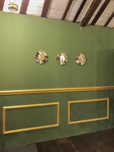 twee spiegels op een groene muur in een kamer bij Mendulang Lembang Resort & Resto in Bandung