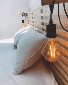 Un dormitorio con una cama con dos luces. en Can Lasai, en Barruera