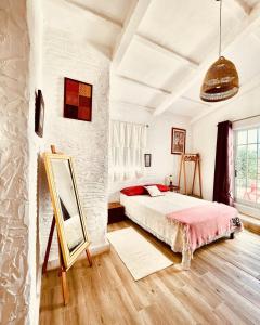 1 dormitorio con cama y espejo. en Monte Carrascal Guesthouse, en Salir