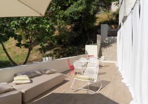 d'une terrasse avec un canapé, des chaises et une table. dans l'établissement Tesoro Nascosto B&B, à Salerne