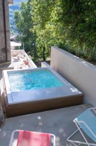una piscina con mesa y sillas en un patio en Tesoro Nascosto B&B, en Salerno