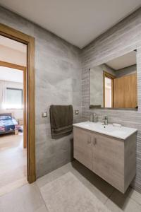 ein Bad mit einem Waschbecken und einem Spiegel in der Unterkunft Champs Elysee in Casablanca