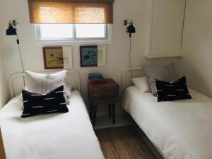 dos camas sentadas una al lado de la otra en una habitación en Viv, The en Wellington