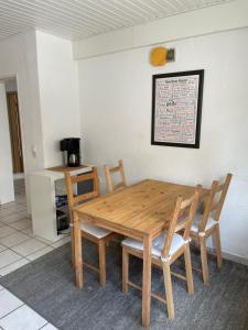 einen Holztisch und Stühle in einem Zimmer in der Unterkunft Ferienwohnung Haus in Gladenbach