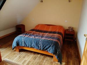una camera da letto con letto in mansarda di LES GÎTES CELTIQUES DU PÈRE NICOLAS a Pluméliau