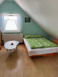 a bedroom with a bed and a table and a window at Übernachtung Möglichkeit in Eitensheim