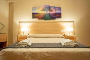 Hotel Sierra de Huesa في Huesa: غرفة نوم عليها سرير وفوط