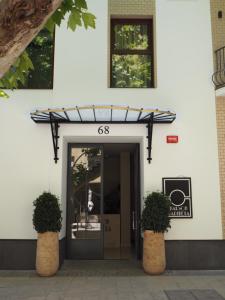 una porta d'ingresso di un edificio con due piante in vaso di Maison Marineta a Denia