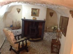 Uma área de estar em Traditional Spanish cave house in Alguena