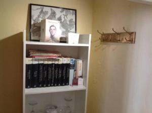 un estante de libros con libros y una foto en la pared en Traditional Spanish cave house in Alguena, en Algueña
