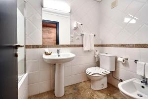 Koupelna v ubytování Galeria Suite Hotel