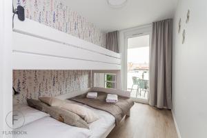 Posteľ alebo postele v izbe v ubytovaní Flatbook Apartamenty - Sztutowo Baltic Sun -A-