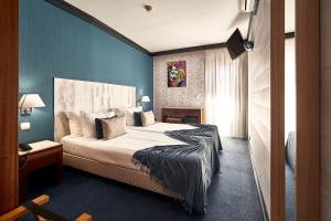 Postel nebo postele na pokoji v ubytování Galeria Suite Hotel