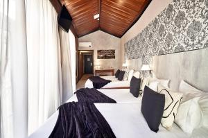 Postel nebo postele na pokoji v ubytování Galeria Suite Hotel