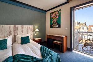 Postel nebo postele na pokoji v ubytování Galeria Suite Hotel