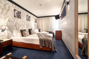 Postel nebo postele na pokoji v ubytování Galeria Suite Hotel