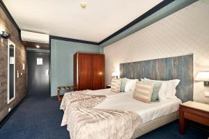 Postel nebo postele na pokoji v ubytování Galeria Suite Hotel