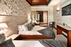 Postel nebo postele na pokoji v ubytování Galeria Suite Hotel