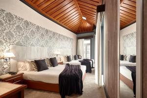 Postel nebo postele na pokoji v ubytování Galeria Suite Hotel