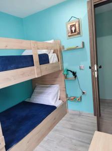 2 literas en una habitación con paredes azules en Corfu Sunset family apartment, en Liapades