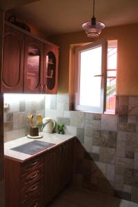 科托尔Piano apartments的带水槽和窗户的厨房 更多121张照片