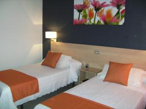 A bed or beds in a room at Pension Miami