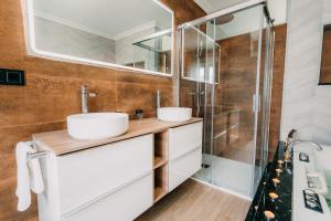 Un baño de PENSIÓN CALDEA