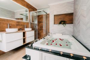 Un baño con bañera blanca y lavabo. en PENSIÓN CALDEA, en Caldas de Reis