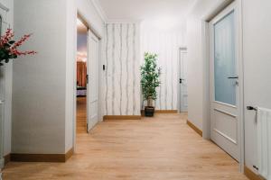 un pasillo con paredes blancas y suelo de madera en PENSIÓN CALDEA, en Caldas de Reis