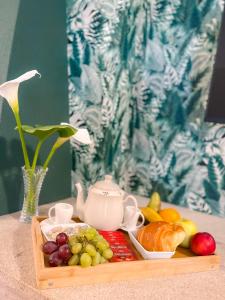 una bandeja de fruta y una tetera en una mesa en PENSIÓN CALDEA, en Caldas de Reis