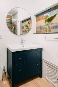 Un baño de PENSIÓN CALDEA