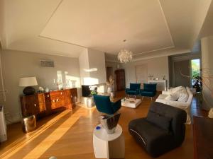 uma ampla sala de estar com um sofá e cadeiras em Villa Alice em Casarano