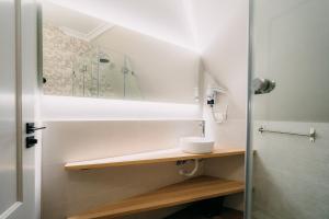 Un baño de PENSIÓN CALDEA