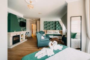 Una habitación de hotel con dos camas y una sala de estar. en PENSIÓN CALDEA, en Caldas de Reis