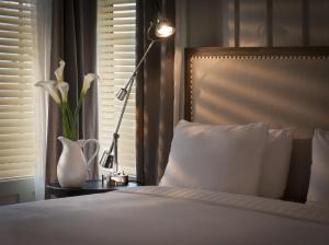 Shepley South Beach Hotel客房内的一张或多张床位