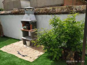 Vonkajšia záhrada v ubytovaní Casa Santa María 2 con jardín y barbacoa