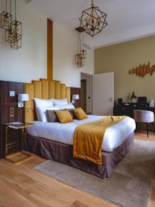 - une chambre avec un grand lit et un bureau dans l'établissement Château de Longpré, à Varilhes