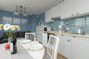 Kuchyňa alebo kuchynka v ubytovaní Gdańsk Powstańców Warszawskich by Noclegi Renters