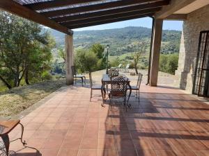 un patio con mesa y sillas. en Villa Mattia en Montegiordano