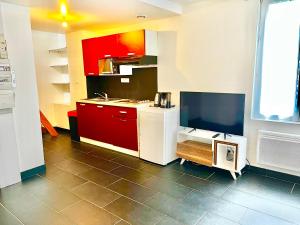 Kuchnia lub aneks kuchenny w obiekcie Studios au quartier pavillonnaire rue d Ambert