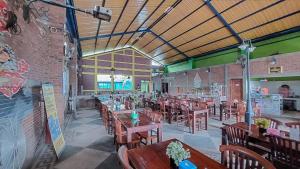 Restaurace v ubytování Hotel Shinta 1 near Stasiun Kertosono Mitra RedDoorz