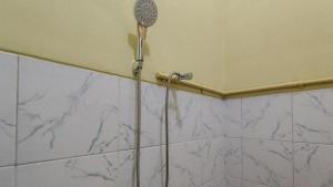 Koupelna v ubytování Hotel Shinta 1 near Stasiun Kertosono Mitra RedDoorz + 18 fotografií